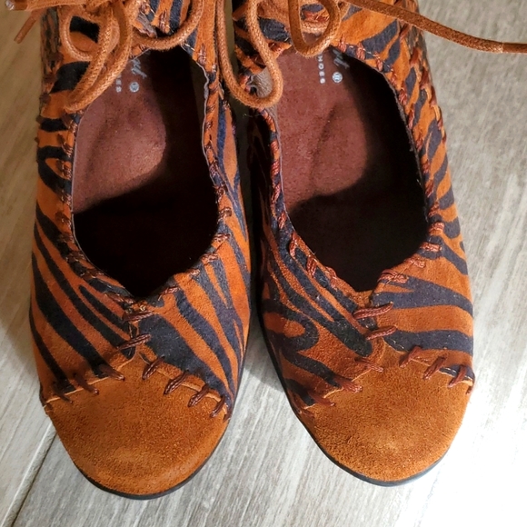 HELLE COMFORT Shoes Low Heel Ankle Bootie Animal Print Snake Tiger Zebra - Picture 15 of 16